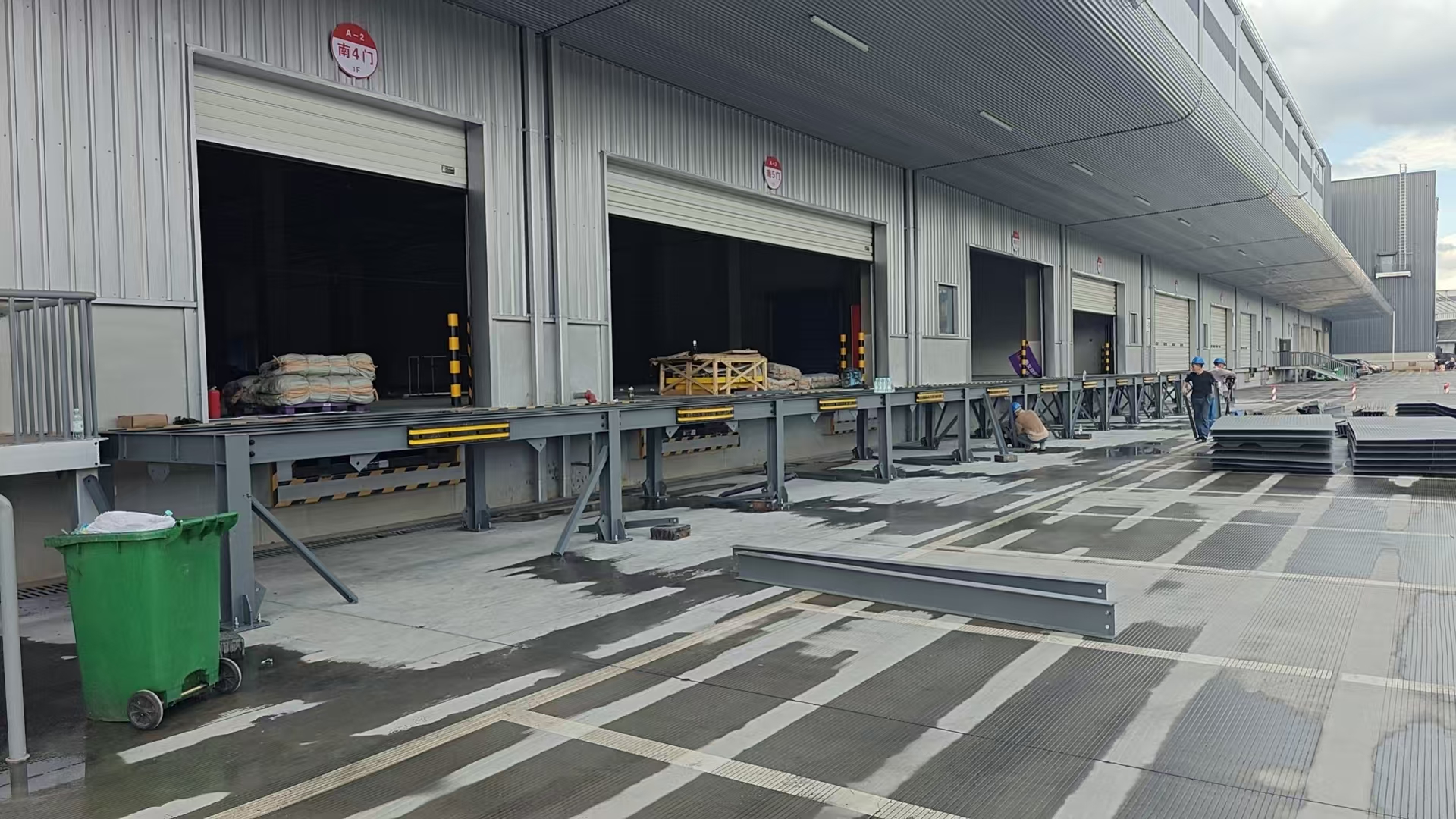 Warehouse Loading Dock Platform